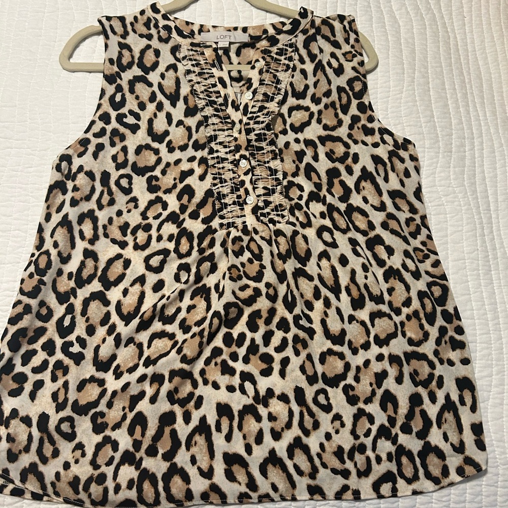 Like new loft sleeveless leopard print blouse